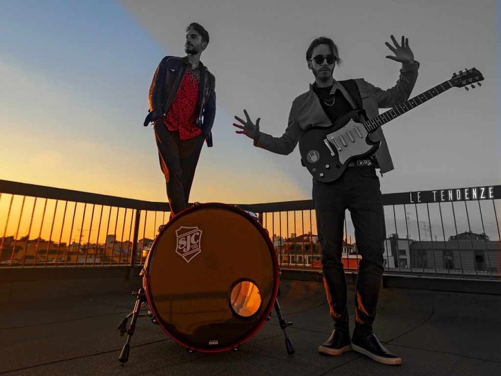 Le Tendenze, duo pop milanese, in radio e su tutte le piattaforme streaming con il nuovo singolo dal titolo "La vita di un clown"