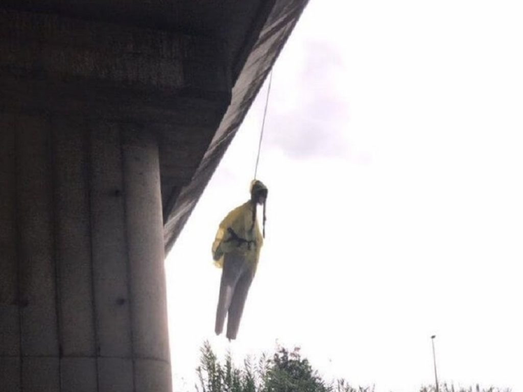 Roma: trovato un manichino di Greta Thunberg impiccato sotto a un cavalcavia in via Isacco Newton. Più in alto uno striscione