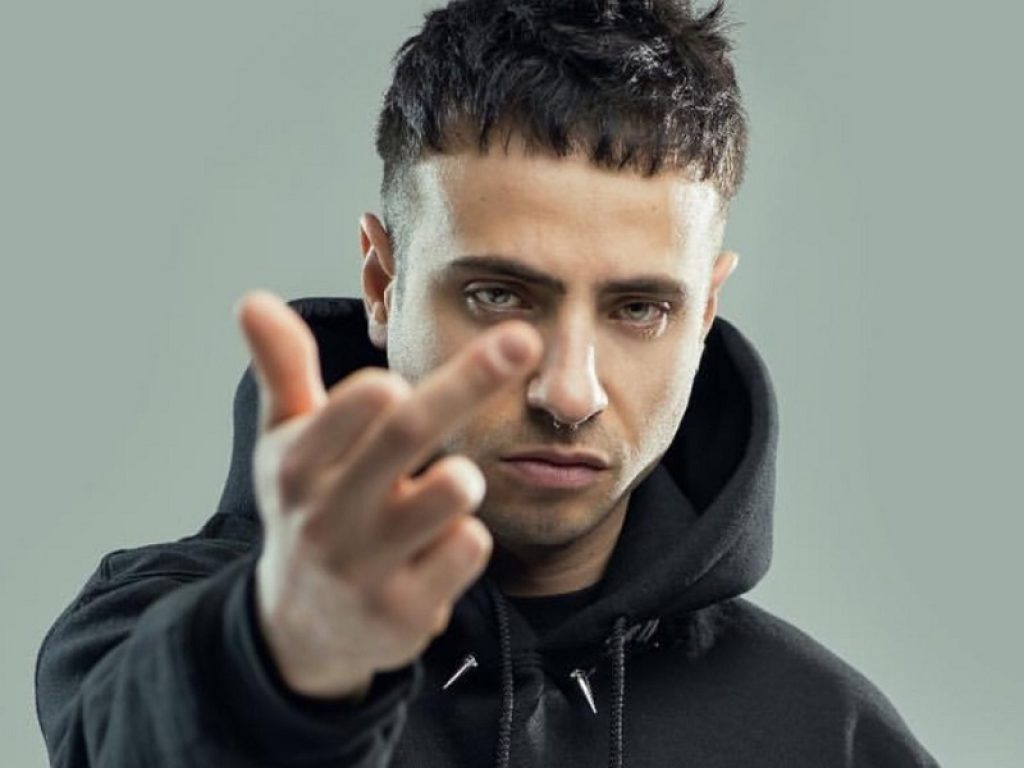 Mostro: è uscito il videoclip di “Tutto Passa”. A fare da sfondo al brano le immagini dei concerti del rapper a Roma e Milano