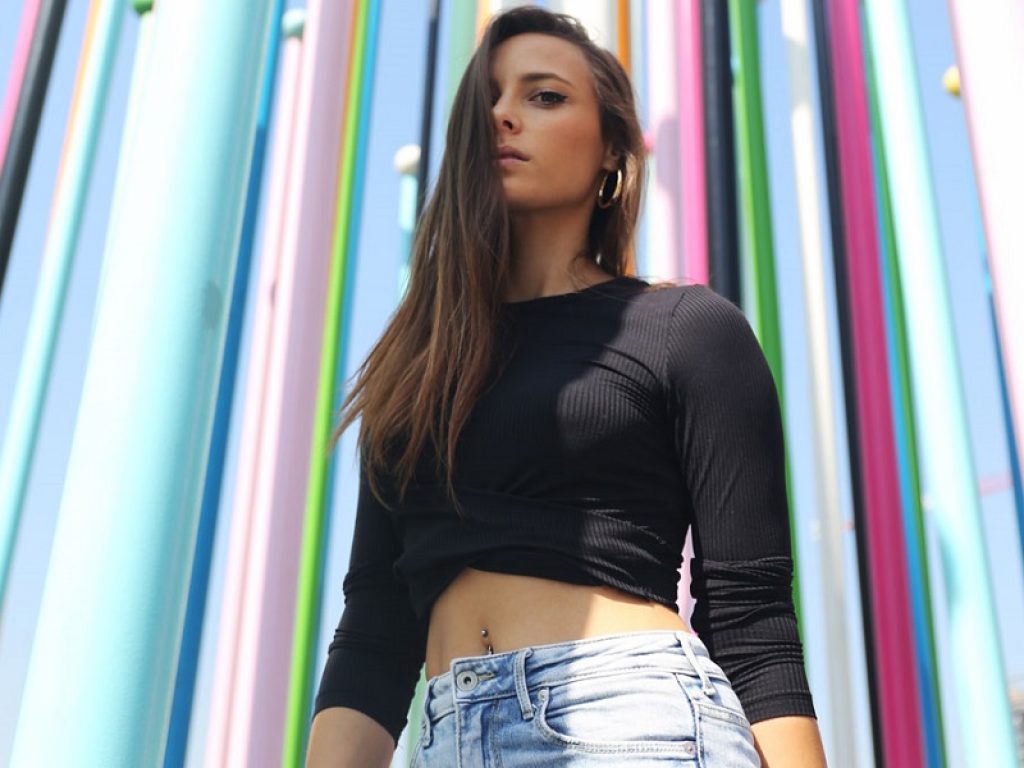 "Helium" è il nuovo singolo di Normal, nome d'arte di Jessica Passilongo: la canzone in radio, negli store e sulle piattaforme digitali