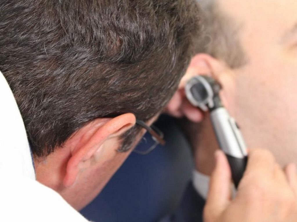 Otosclerosi: per la malattia ereditaria che interessa l'orecchio si può intervenire con la chirurgia. Micro-protesi artificiale fa recuperare l'udito