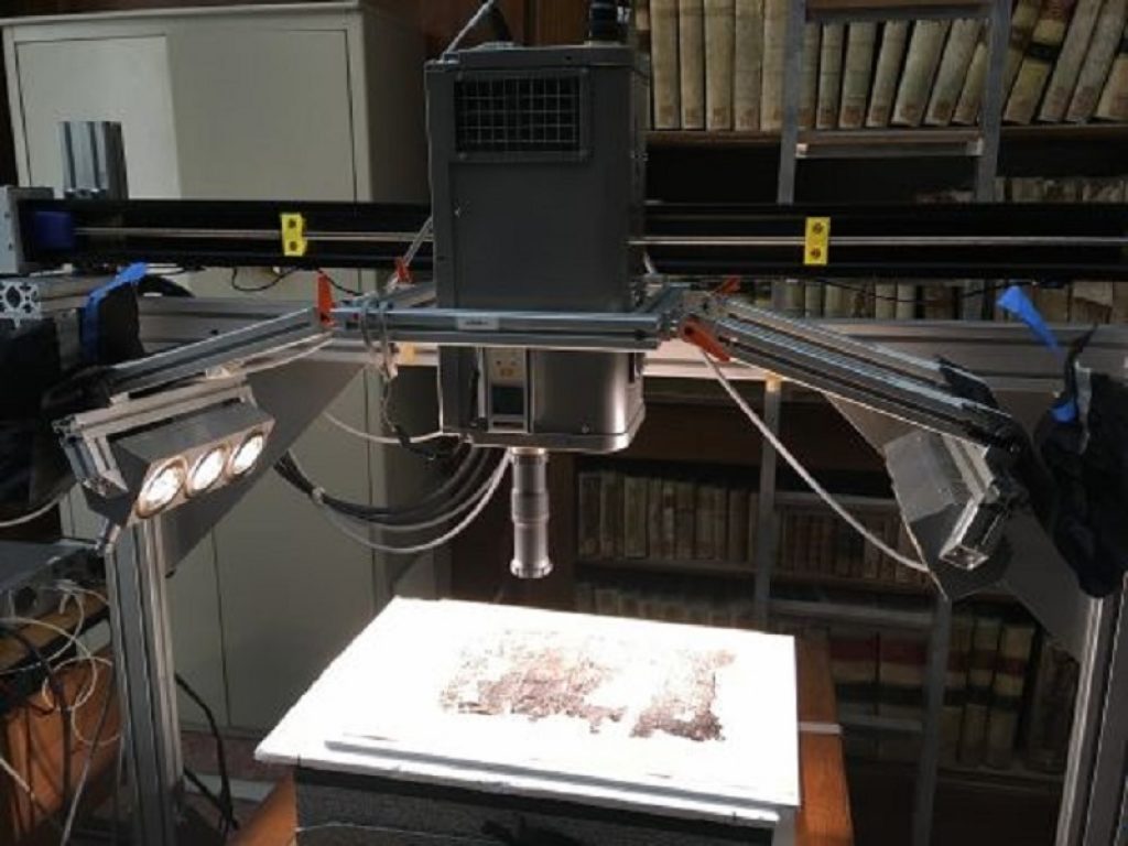 I papiri di Ercolano carbonizzati dall’eruzione del Vesuvio del 79 d.C. tornano leggibili: merito dell’hyperspectral imaging, nuova tecnologia non invasiva