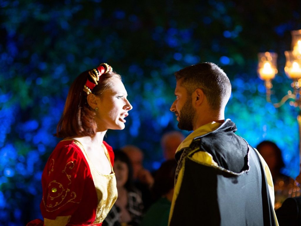 Shakespeare in wine: spettacolo e aperitivo al Teatro Trastevere il 3 novembre con il format ideato dall'attrice e regista Annabella Calabrese e portato in scena dalla Compagnia Le Chat Noir