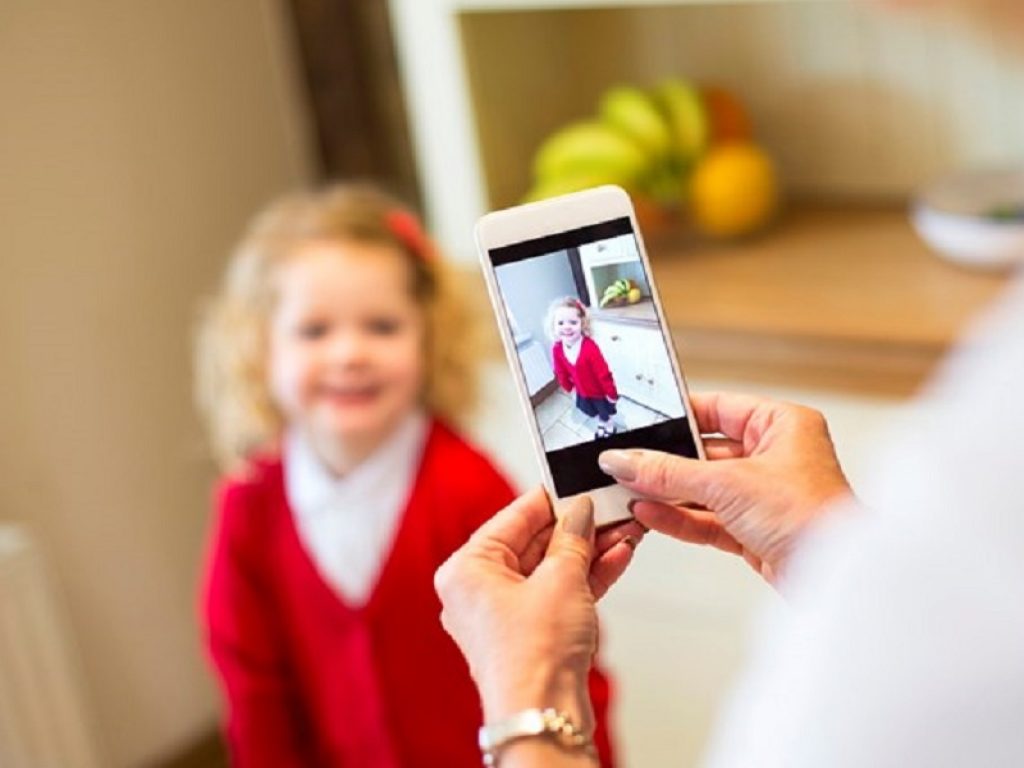 Sharenting: ecco quali sono rischi e conseguenze (psicologiche) sui minori della condivisione sui social delle immagini dei figli
