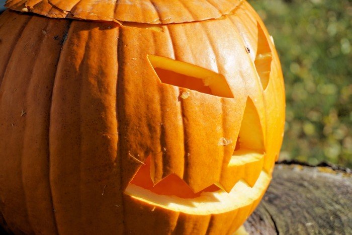 Halloween si avvicina: ecco come intagliare una zucca. Usando la propria creatività si può realizzare un Jack-o'-lantern speciale