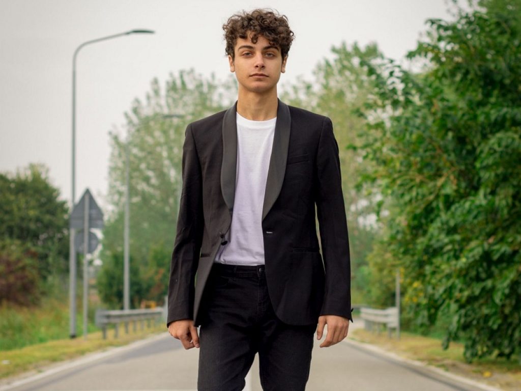 "Luna" è il nuovo singolo di Andrea Castrignano, in uscita in digital download e in radio