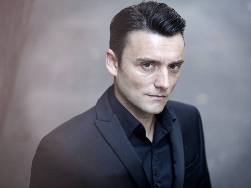 Ciro Esposito sul palco del Cestello con “Sotto lo stesso tetto”: appuntamento venerdì 22 novembre, alle 20:45, con la commedia brillante di Luca Giacomazzi