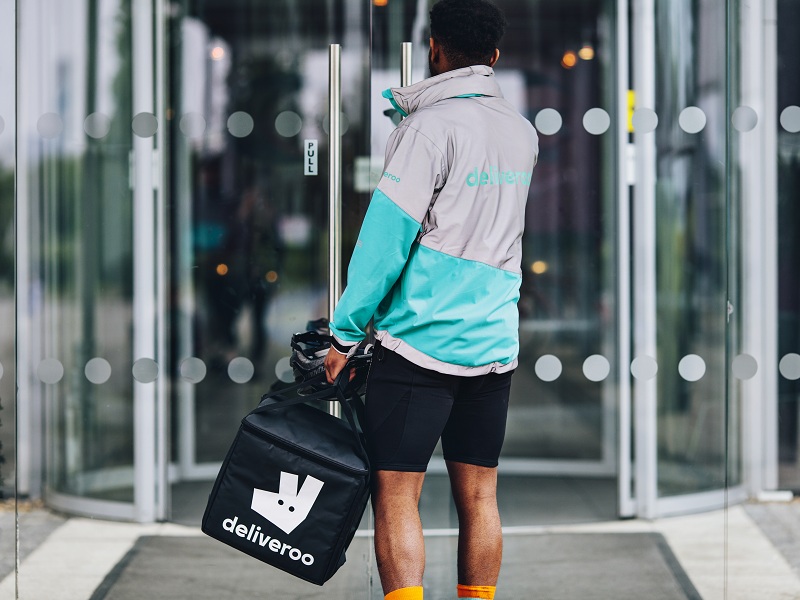 Il tribunale di Bologna boccia l’algoritmo di Deliveroo, i riders: "Svelata la menzogna". La società valuta il ricorso: "Nessun caso di discriminazione"