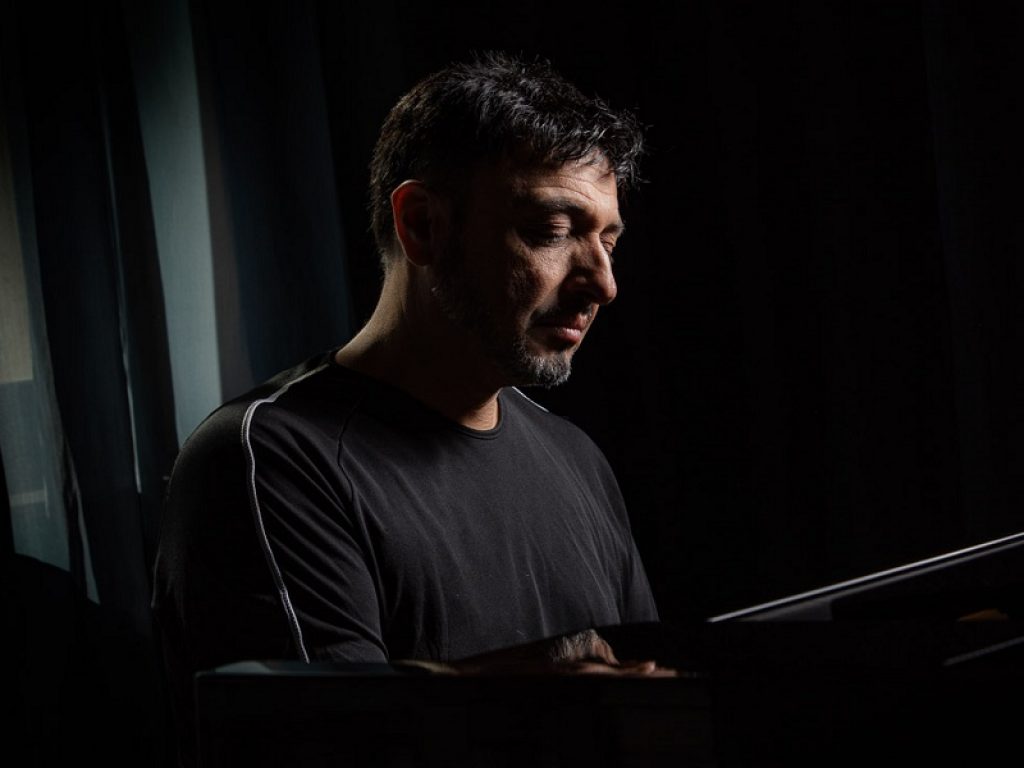 "Io non mi arrendo" è il nuovo singolo di Gigi Finizio. Il brano anticipa il nuovo album "Io torno (parte 2)". Il 6 giugno 2020 il concerto-evento allo Stadio San Paolo di Napoli