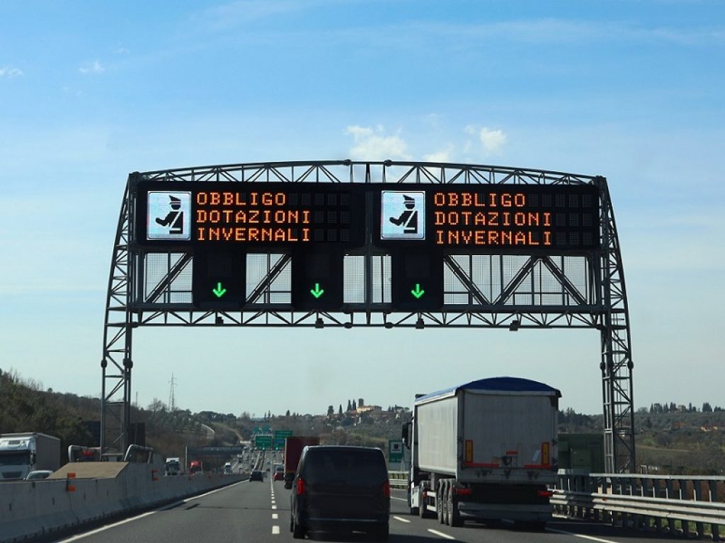 Dal 15 novembre al 15 aprile scatta l’obbligo di montare gomme termiche o di avere a bordo catene da neve: ma almeno 1,7 milioni di italiani non rispettano questa regola