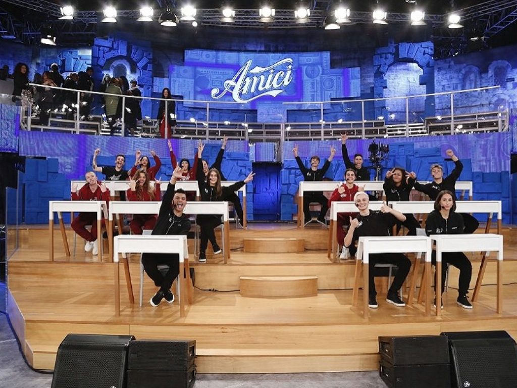 Amici 19: assegnati tre nuovi banchi a Skioffi, Javier e Valentin. La classe dei ragazzi di Maria De Filippi è stata divisa in due squadre
