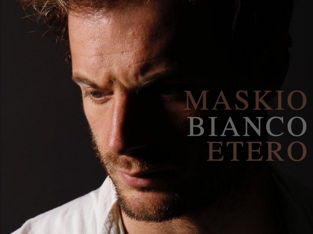 Maskio Bianco Etero, opera ispirata al romanzo di John Niven e diretta dal regista fiorentino Massimo Stinco, in scena il 24 Novembre al Teatro Ivelise