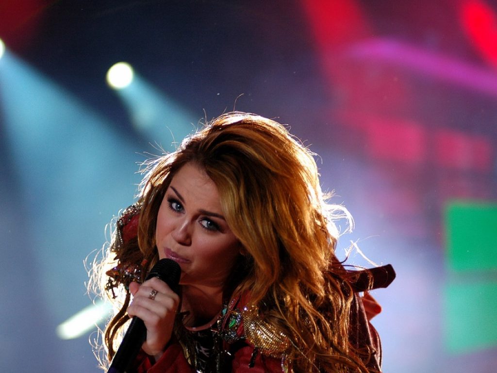 Il 1° dicembre Miley Cyrus apre gli Amazon Music Holiday Plays: una nuovissima serie di concerti natalizi in tre parti