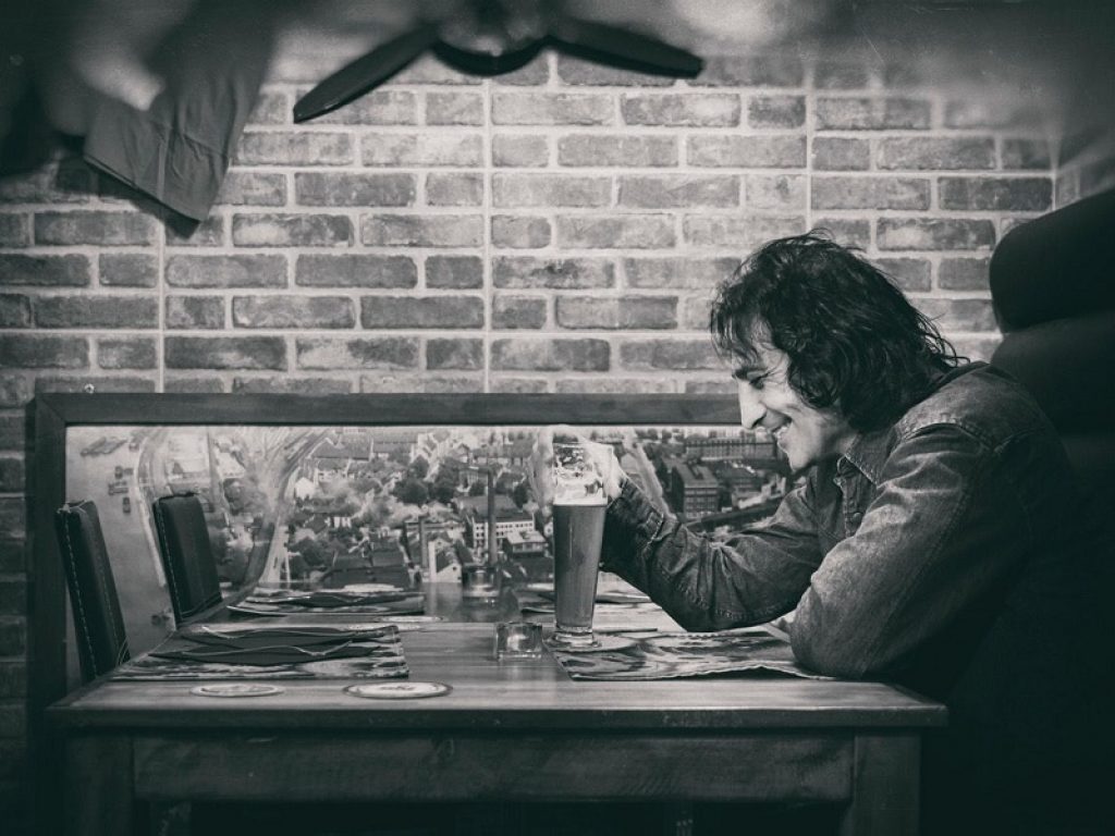 "C'est Moi" è il nuovo singolo di Fortarezza, scritto a quattro mani con Enrico Ruggeri, in uscita in digital download e in radio, il brano è accompagnato dal videoclip