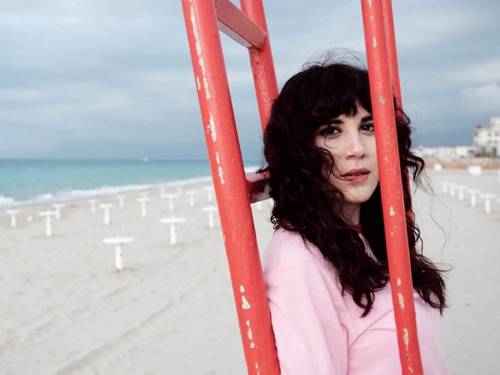 Roberta De Gaetano online con il videoclip di "Lontano"