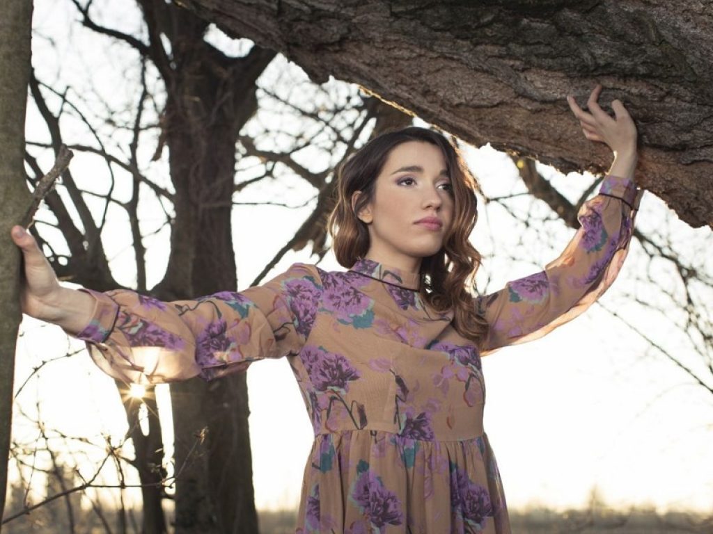 Due chiacchiere con Ylenia Lucisano alla vigilia del suo primo tour europeo: la cantautrice impegnata da domenica 24 novembre con un fitto calendario di concerti