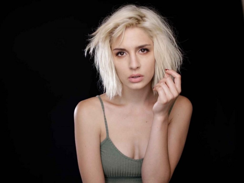 Beatrice Arnera, l'attrice protagonista di Romolo + Giuly, dalla tv alla musica: esce il primo singolo "Ho" che anticipa l'album