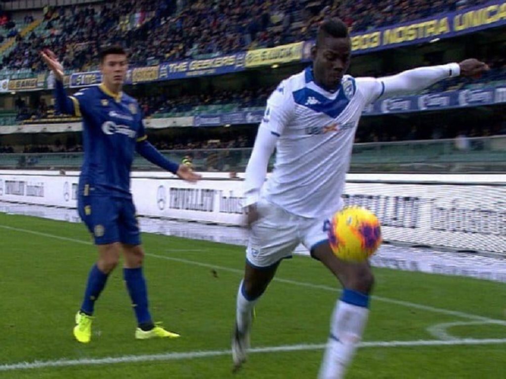 Cori razzisti contro Balotelli, il capo ultra del Verona Luca Castellini dichiara: “Ha la cittadinanza ma non sarà mai italiano”