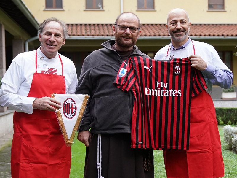 L'ex calciatore Franco Baresi e l'attuale AD del Milan, Ivan Gazidis, volontari nella mensa dei Poveri di Opera San Francesco
