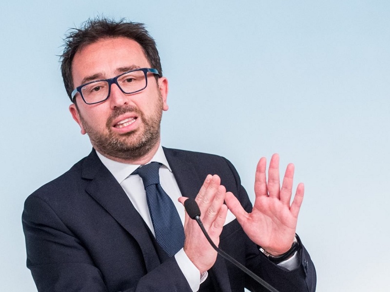 Il centrodestra presenta una mozione di sfiducia per il Ministro della Giustizia Alfonso Bonafede dopo le polemiche per le scarcerazioni dei boss mafiosi