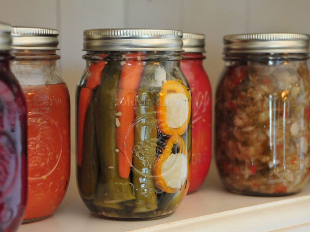 Botulismo alimentare: come prevenire la malattia che porta a paralisi causata da una tossina prodotta dal batterio Clostridium botulinum