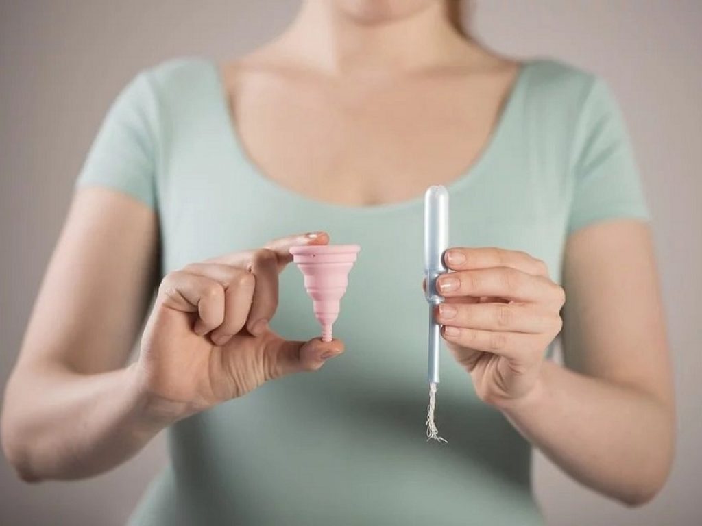 Che cos'è la Tampon Tax? Semplice: è una tassa che grava sui prezzi degli assorbenti, considerati come beni di lusso, e ora al centro della battaglia politica