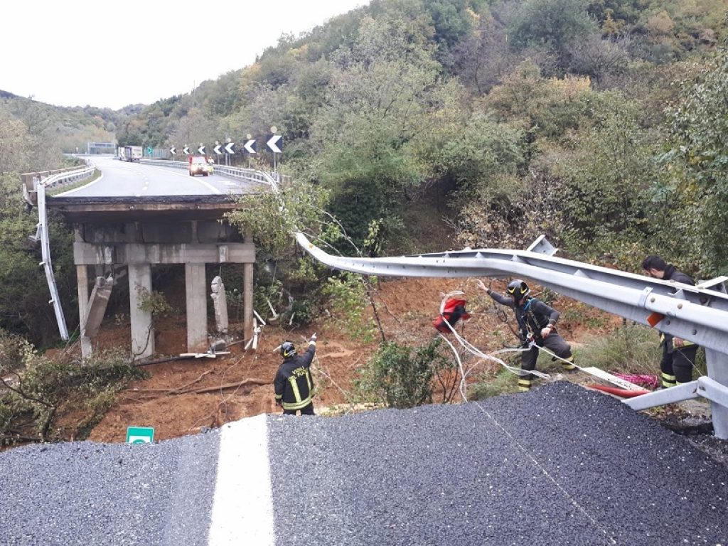 Crolla un pezzo di viadotto della Autofiori sulla A6 Torino-Savona, di competenza di Autostrada dei Fiori: a causare il crollo una frana