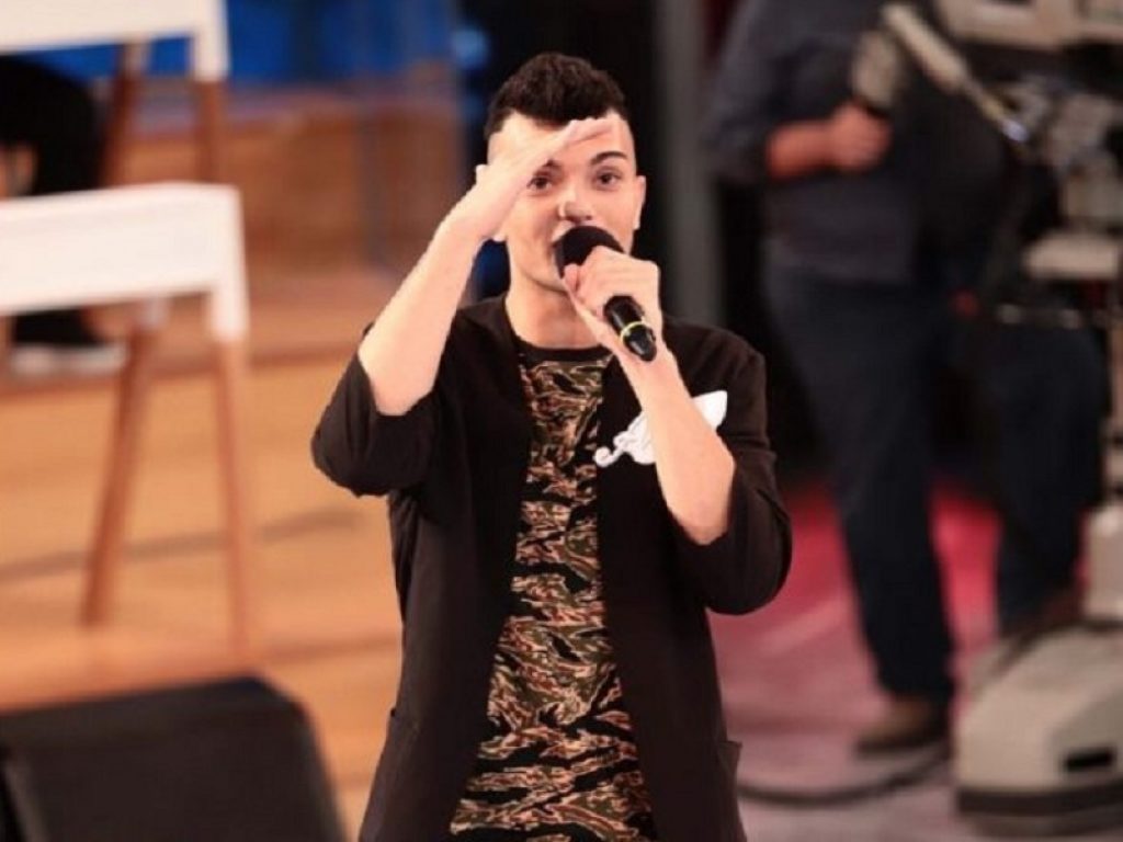 DevilA saluta Sanremo Giovani e sceglie Amici di Maria De Filippi. Al suo posto è stata scelta Simona Severini con il brano Una cosa bella