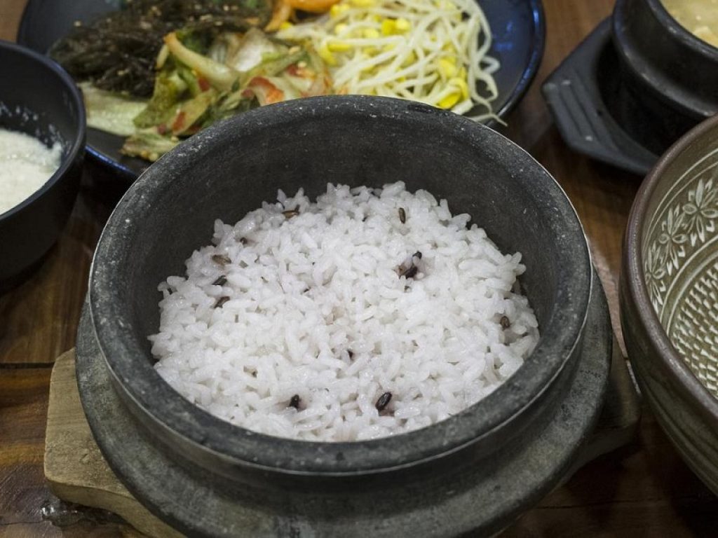 Mangiare in bianco non è sempre sinonimo di leggerezza: pasta o riso con burro e formaggio non sono piatti di facile digeribilità. I consigli della dietista