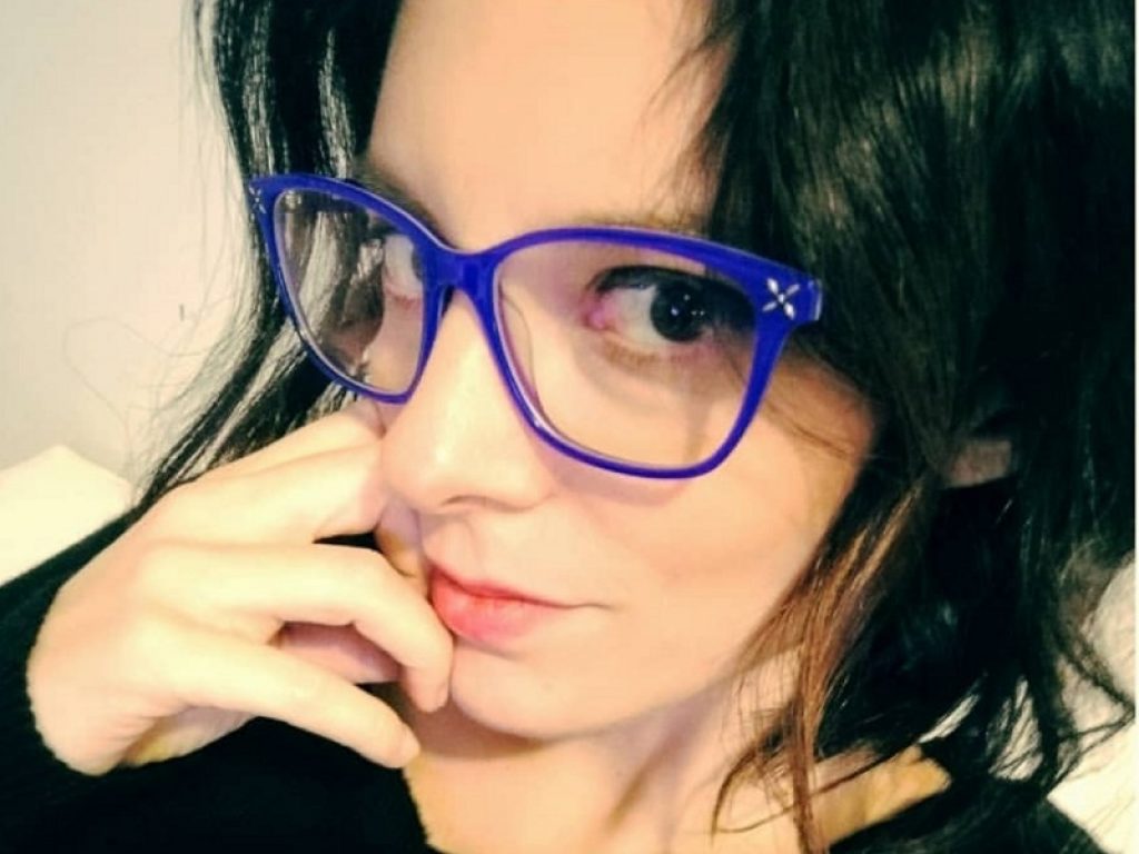 Dal 14 novembre sarà disponibile in tutte le librerie e nei book store digitali “Il buio intorno”, il romanzo d’esordio di Elena Rebecca Odelli