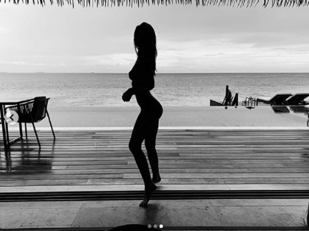 Emily Ratajkowski sotto il sole delle Maldive: gli scatti bollenti postati sul profilo Instagram hanno scatenato i suoi seguaci