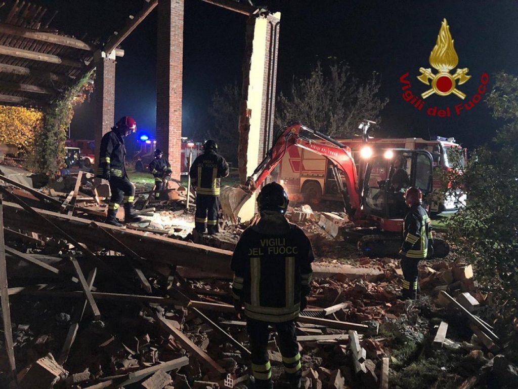 Tragedia ad Alessandria: esplosione nella notte in un edificio disabitato. Morti tre Vigili del fuoco, altri due sono rimasti feriti insieme a un Carabiniere