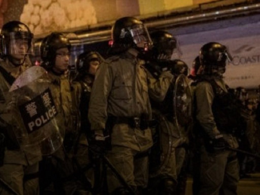Hong Kong nel caos: la Polizia irrompe nel Politecnico e attacca i manifestanti asserragliati. Lanciate bombe molotov e lacrimogeni