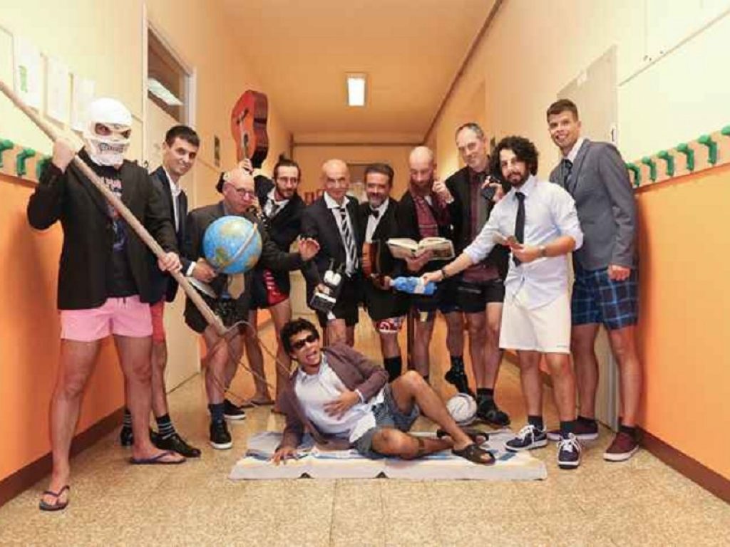 A Mosso, nel Biellese, professori in posa per realizzare un calendario: l'iniziativa per un progetto di solidarietà per l'Etiopia