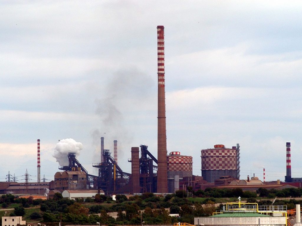 Arcelormittal formalizza la cessione per 12 siti ex Ilva e 11mila lavoratori. Il disimpegno riguarda gli stabilimenti di tutta Italia