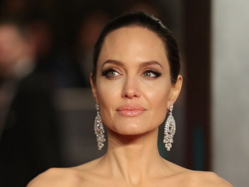 Angelina Jolie senza veli per la rivista Harper’s Bazaar: per lo shooting la star non ha indossato nient’altro che un telo trasparente