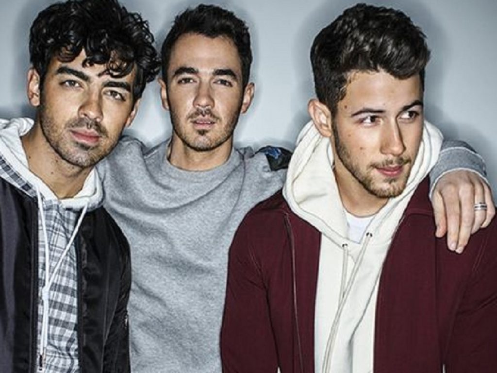 Con i Jonas Brothers è subito Natale. Fuori “Like it’s Christmas”, una ballad romantica che racchiude gli elementi più suggestivi del periodo natalizio