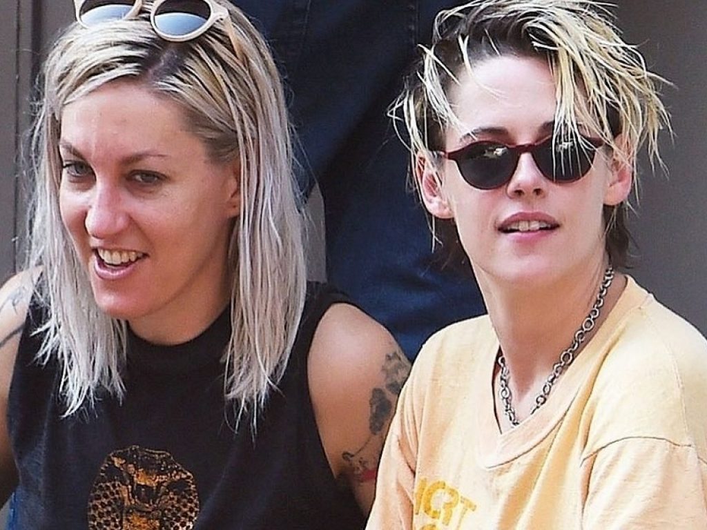 Kristen Stewart si sposa con la sceneggiatrice Dylan Meyer: ad annunciarlo la star di "Twilight" nel corso di un'intervista