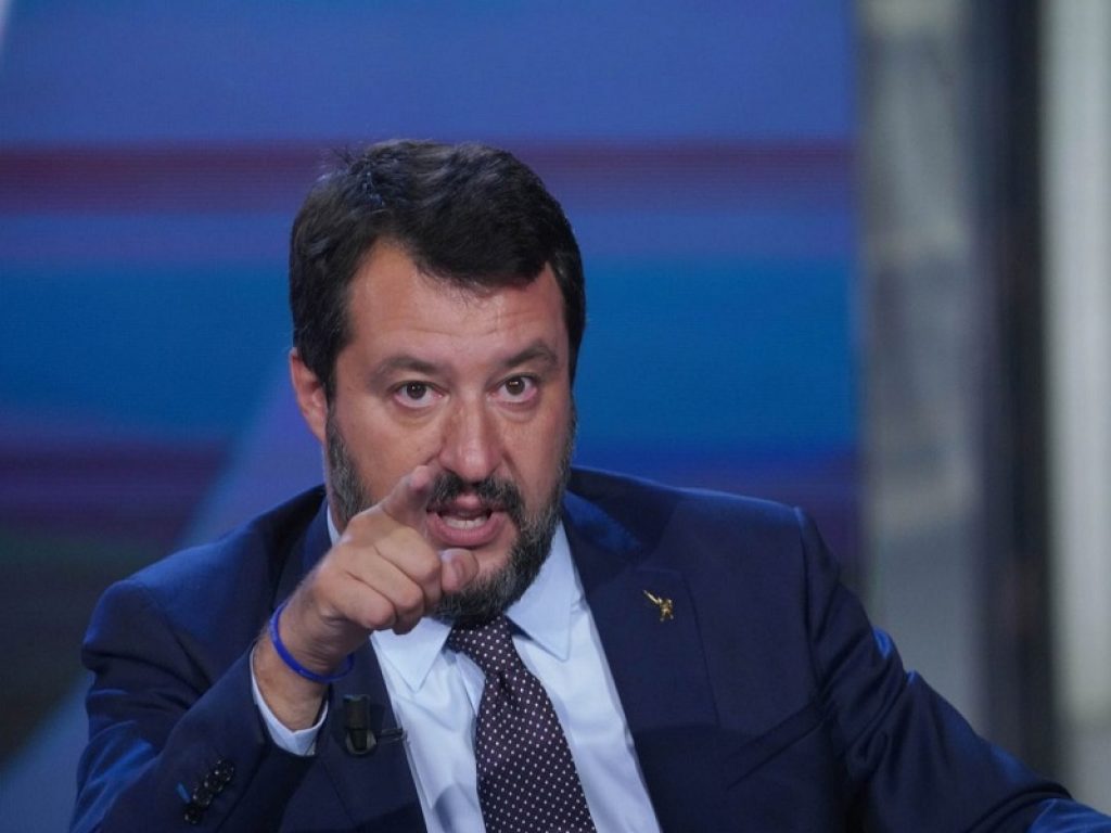 Bologna, blitz antidroga nell'appartamento al Pilastro della citofonata di Salvini. Il leader della Lega: “Il tempo è gentiluomo”