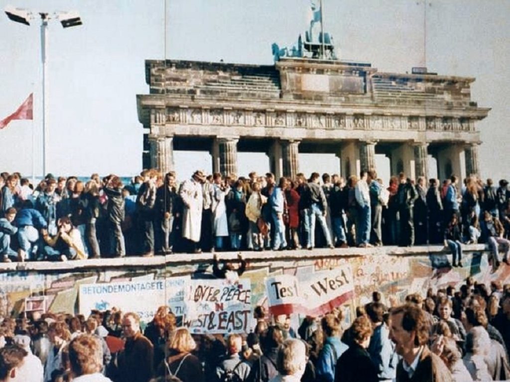 Caduta del Muro di Berlino del 9 novembre 1989: ecco 5 curiosità sull’evento che cambiò il mondo e decretò la fine del regime comunista