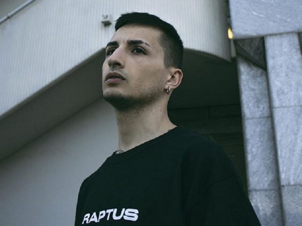 Nayt torna a indagare l’animo umano con il nuovo album “Doom”, il progetto che annuncia oggi e che vedrà la luce il 29 ottobre