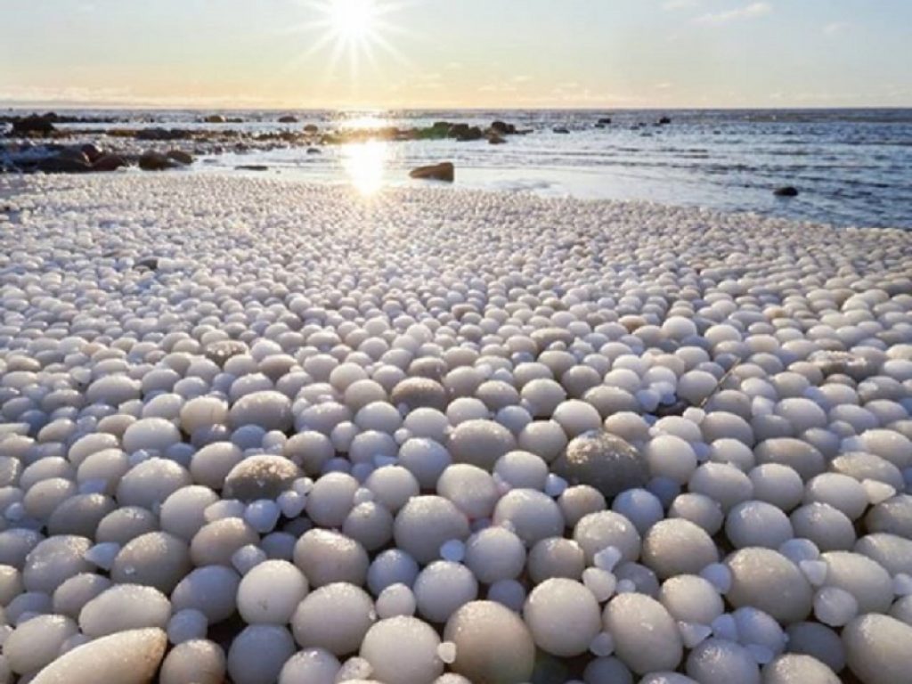 Il mistero delle palle di neve giganti in Finlandia: la natura ci regala ancora un altro fenomeno affascinante