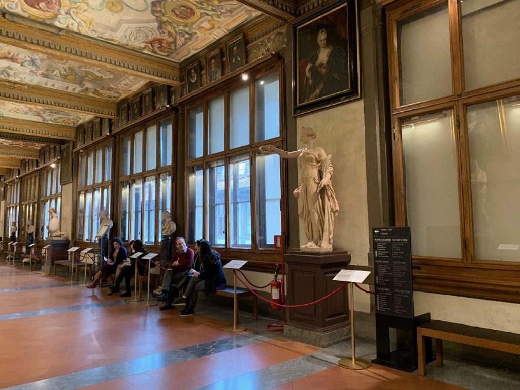 Da oggi nuove regole per la visita delle Gallerie degli Uffizi: restano in vigore green pass all’ingresso e obbligo di mascherina dentro al museo