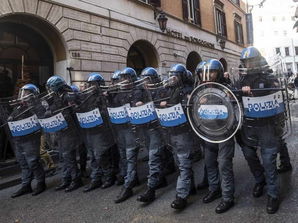 Numero identificativo sui caschi degli agenti di Polizia, il Pd con la deputata Giuditta Pini deposita una proposta di legge