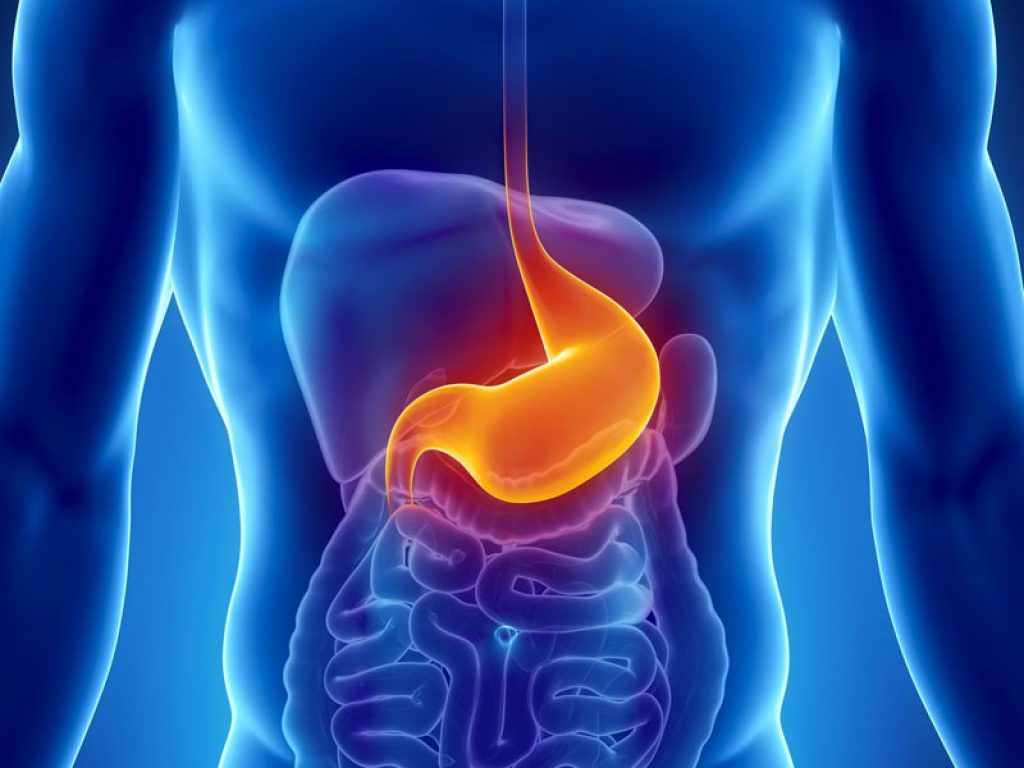 Bruciore di stomaco dopo le abbuffate a tavola: qualche consiglio degli esperti per correre ai ripari dopo aver esagerato con cibo e alcol