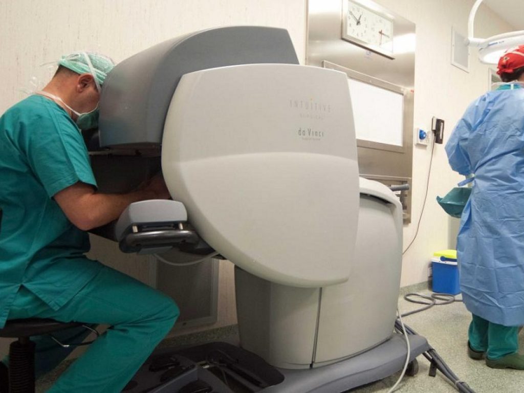 Tumore del retto: la chirurgia robot assistita sembra essere un’arma in più. Consente di preservare terminazioni nervose molto importanti