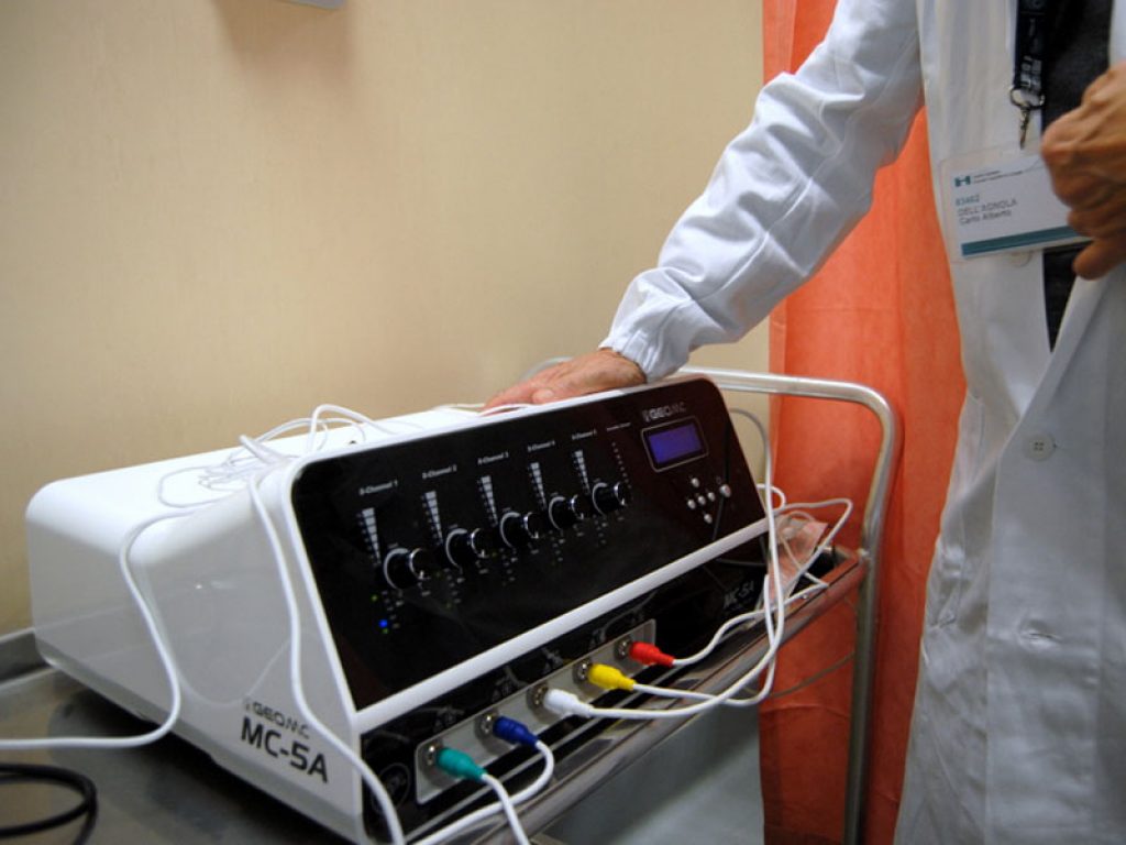 Scrambler therapy contro il dolore cronico: ecco come funziona la terapia mininvasiva basata su una stimolazione elettrica