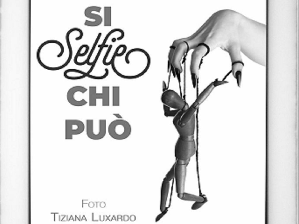 Si selfie chi può è calendario provocatorio del Codacons per il 2020: 12 scatti di Tiziana Luxardo su web e social network