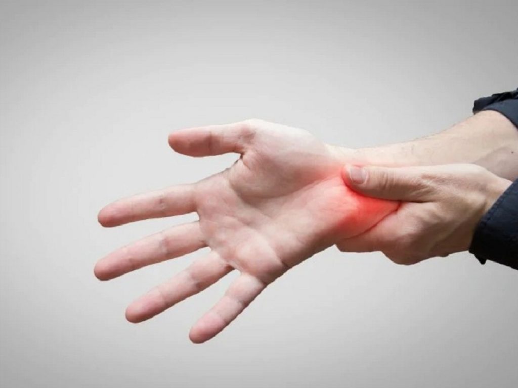 Sindrome del tunnel carpale: quando il riposo con tutori o la terapia a base di vitamina B ed acido tioctico non bastano si ricorre alla chirurgia