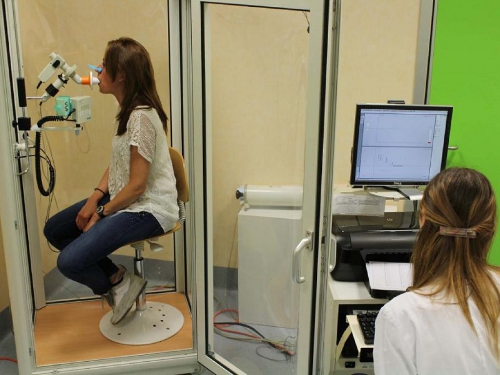 La spirometria è un test semplice che può dire molto sulla salute dei nostri polmoni e dei nostri bronchi: ecco quando è utile farlo